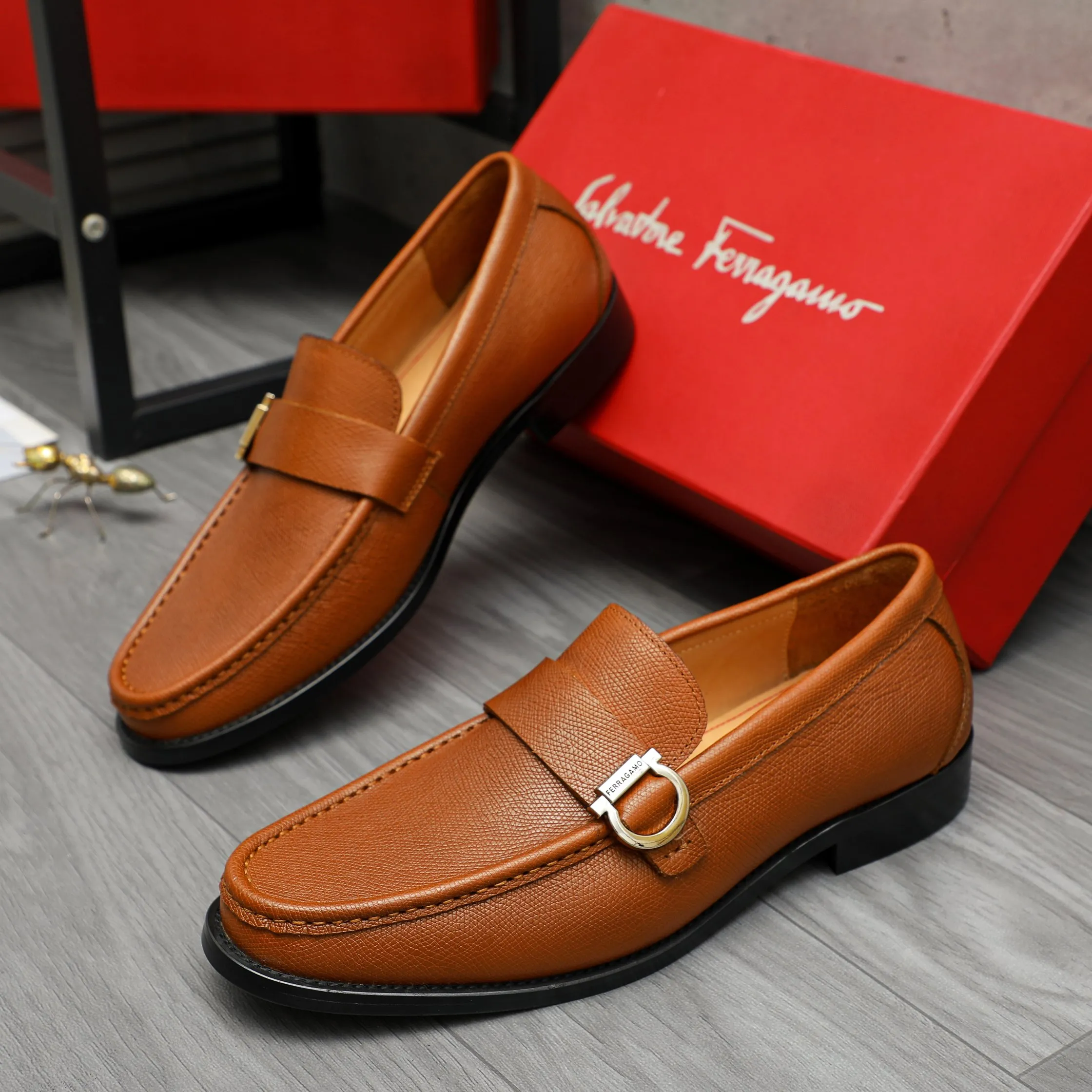 Men's shoes💰442 Product trademark: Ferragamo "Ferragamo" business formal leather shoes Regular size: 38-46 (45.46 custom-made, non-returnable) Product materials: Selected vertical grain cowhide upper, cowhide lining, original rubber outsole